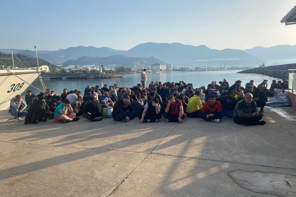 Denizde yakalanan düzensiz göçmenler karaya çıkarıldı
