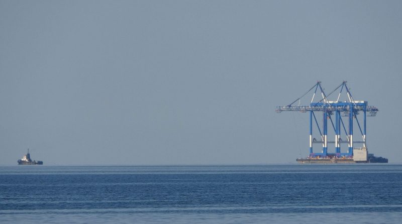 Dev vinç Karadeniz açıklarında ilerlerken sahilden böyle görüntülendi