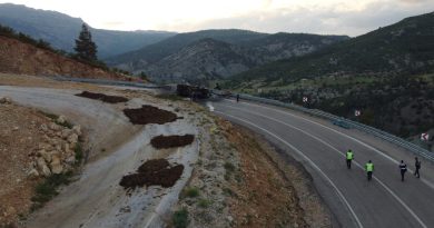 Devrilen kamyonetteki tüpler bomba gibi patladı: 2 yaralı