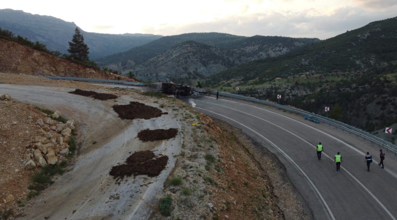 Devrilen kamyonetteki tüpler bomba gibi patladı: 2 yaralı