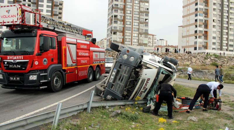 Devrilen mikserde sıkışan sürücü için seferber oldular