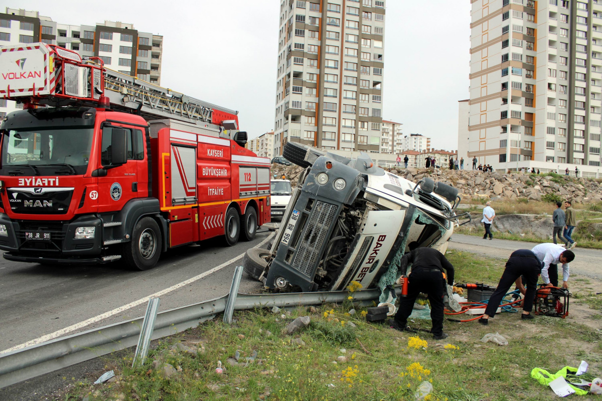Devrilen mikserde sıkışan sürücü için seferber oldular