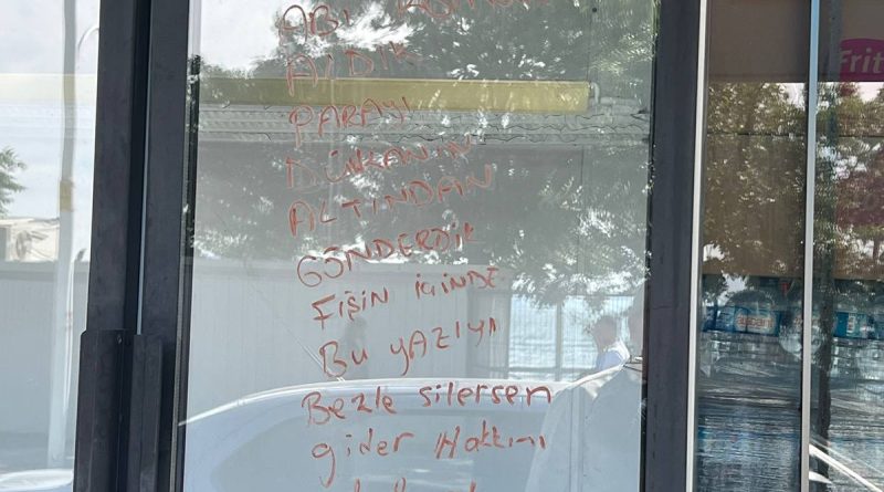 Dolabın camına yazılan mesaj şoke etti