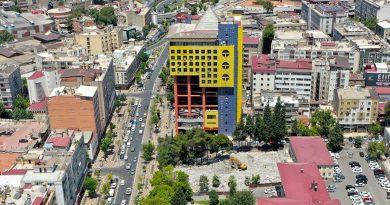 Dünyanın en saçma binasının dev sütunları yıkıldı