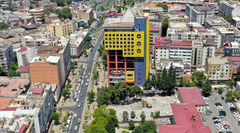 Dünyanın en saçma binasının dev sütunları yıkıldı