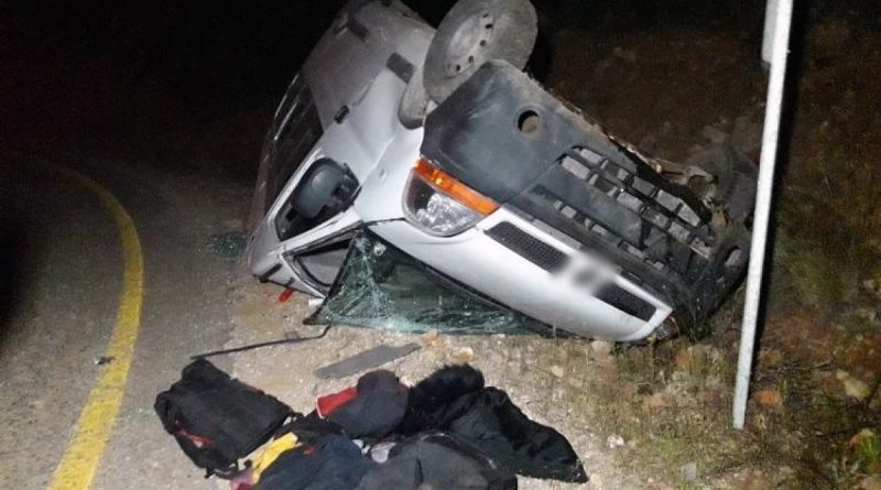 Düzensiz göçmenleri taşıyan minibüs kaza yaptı: 2 yaralı