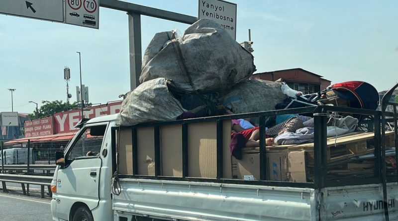 E-5'te kamyonetin kasasında uyuyarak yolculuk yaptılar