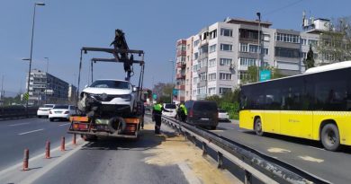 E-5’te korkutan kazada araç bariyerlere çıktı