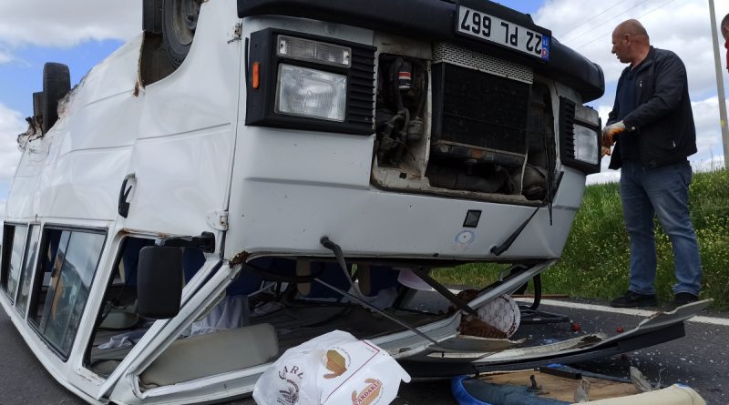 Edirne'de feci kaza: Minibüs içindeki yolcularla ters döndü