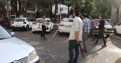 Ekmek bıçaklı şahıs etrafa korku saldı