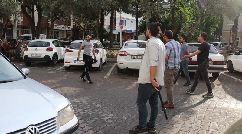 Ekmek bıçaklı şahıs etrafa korku saldı