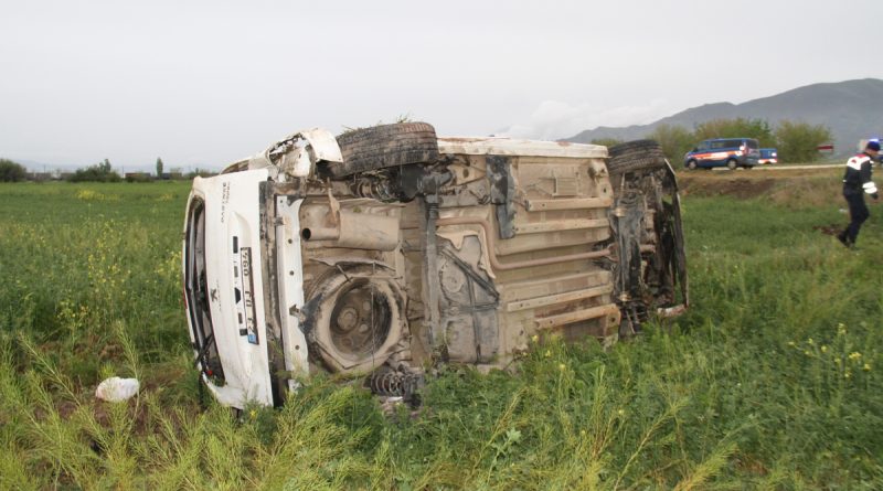 Elazığ’da hafif ticari araç şarampole uçtu: 8 yaralı