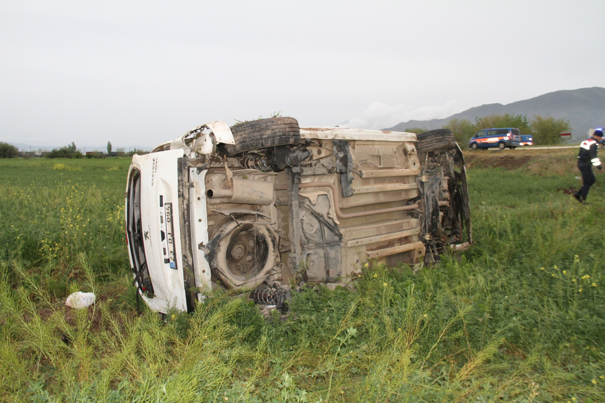 Elazığ’da hafif ticari araç şarampole uçtu: 8 yaralı
