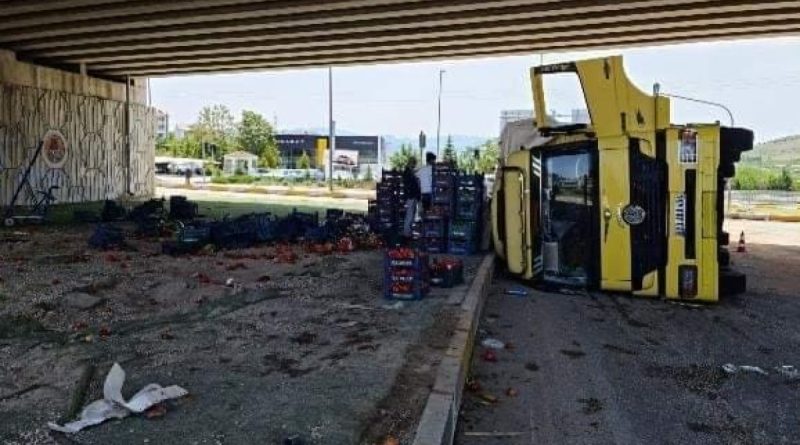 Elazığ'da sebze yüklü kamyon devrildi: 3 yaralı