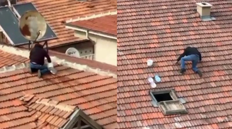 Elazığ’da vatandaşın çatıdaki tehlikeli yürüyüşü yürekleri ağza getirdi