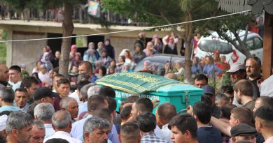 Elim kazada ölen 4 kişi gözyaşları arasında toprağa verildi