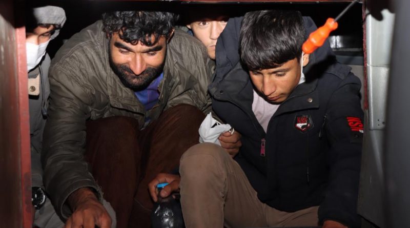 Erciş'te 2 otobüsün gizli bölmelerinde 47 düzensiz göçmen yakalandı