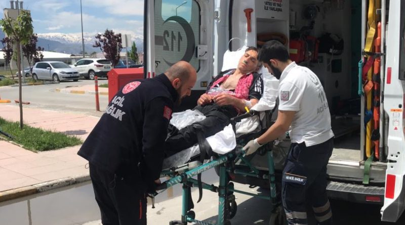 Erzincan’da aracın içinde közle ısınmaya çalışan 3 kişi karbonmonoksit gazından zehirlendi