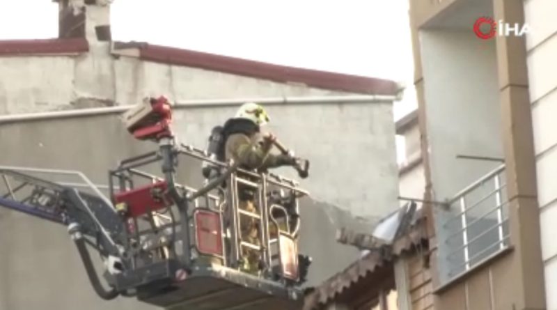 Esenyurt’ta 3 katlı binanın çatısında yangın çıktı