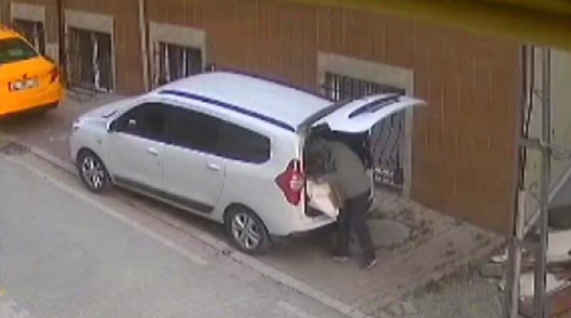 Esenyurt’ta eve girip kontak anahtarı çaldı, aracı soyarken yakalandı