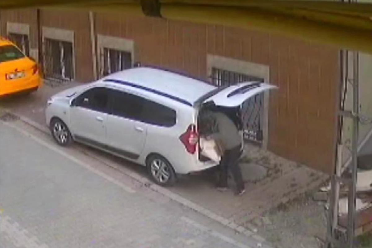 Esenyurt’ta eve girip kontak anahtarı çaldı, aracı soyarken yakalandı