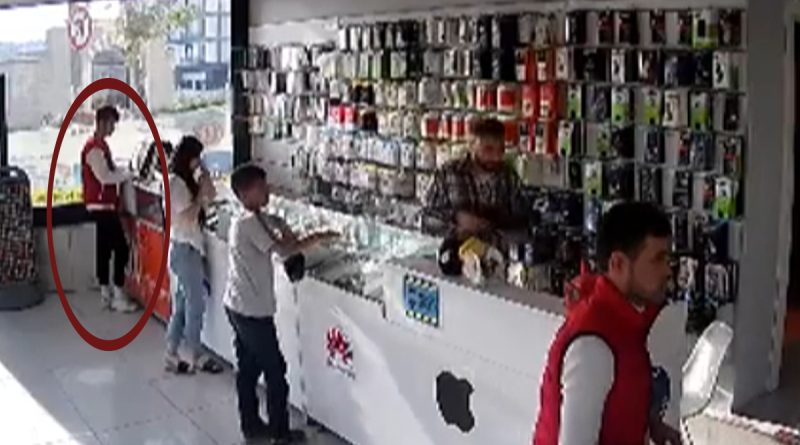 Esenyurt'ta yaş tahtaya basan telefon hırsızı kamerada