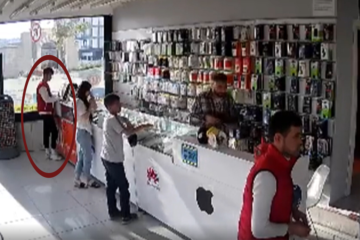 Esenyurt'ta yaş tahtaya basan telefon hırsızı kamerada