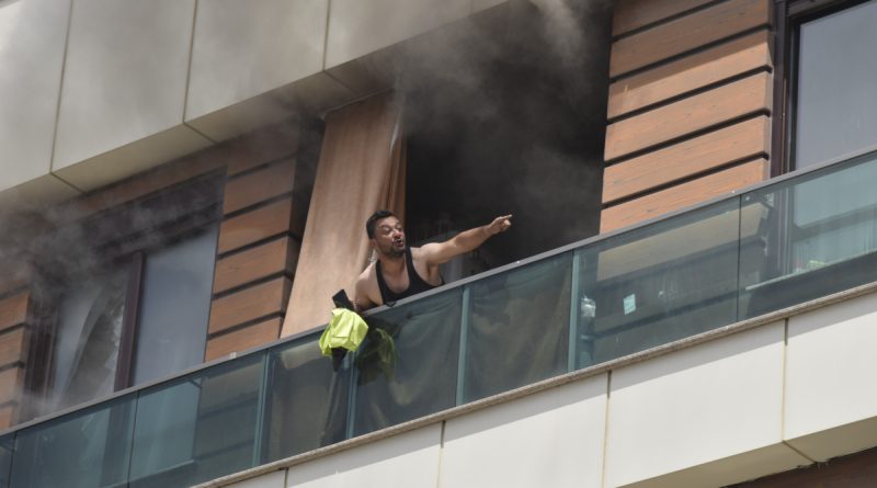 Evi saran alev ve dumanlar arasında balkonda mahsur kaldılar