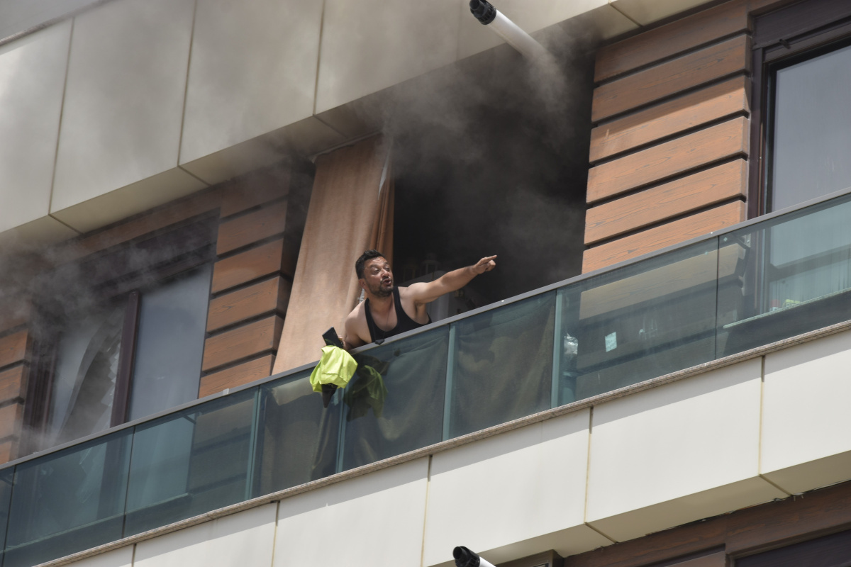 Evi saran alev ve dumanlar arasında balkonda mahsur kaldılar