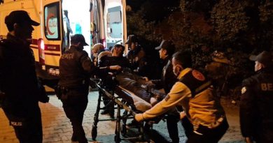 Evi yanan alkollü şahıs yolun ortasında sızıp kaldı