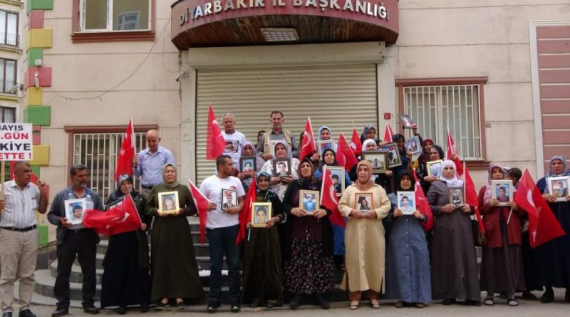 Evlat nöbetindeki anne Mutlu’dan HDP’ye tepki: “Davaları için kendi çocuklarını göndersinler”