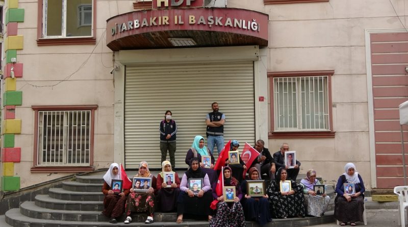 Evlat nöbetindeki baba Ömer Özkan: 'Kızım seni bu devletin parasıyla okuttum, dön gel'