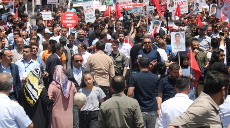 Evlat nöbetinin 1000’inci gününde 10 bin kişiyle yürüyüş