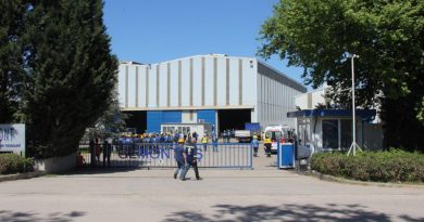 Fabrikada çıkan yangında 10 işçi dumandan etkilendi