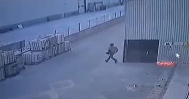 Fabrikadaki kundaklama ve patlama anı kamerada