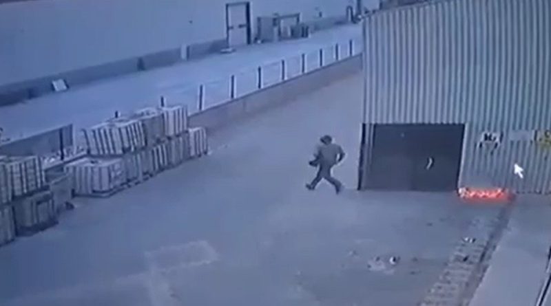 Fabrikadaki kundaklama ve patlama anı kamerada