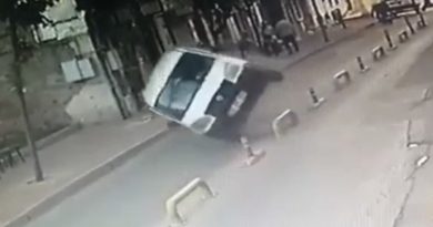 Fatih’te demir bariyerlere çarpan araç yan yattı