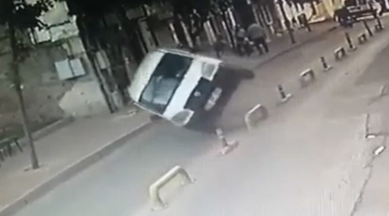 Fatih’te demir bariyerlere çarpan araç yan yattı