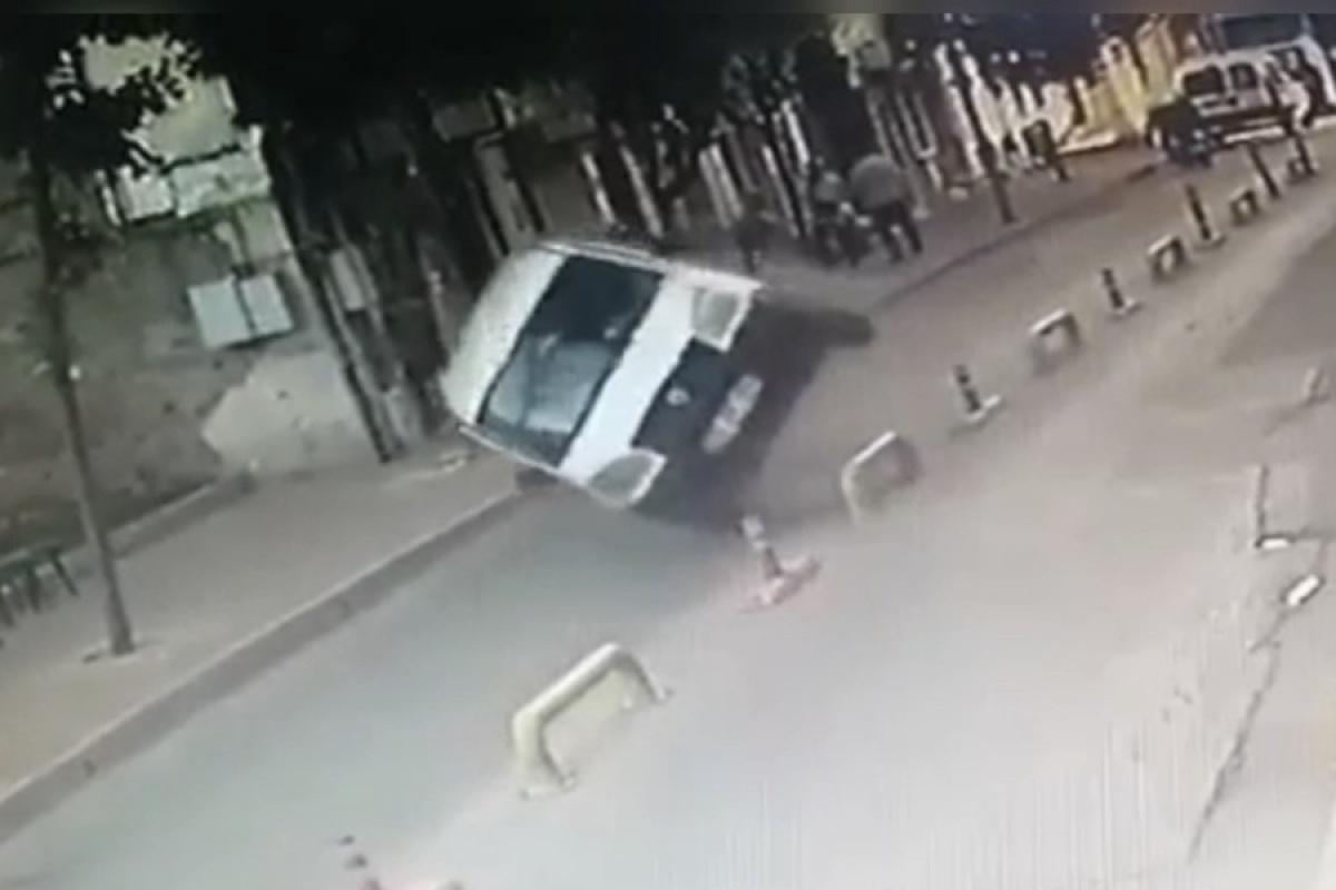 Fatih’te demir bariyerlere çarpan araç yan yattı