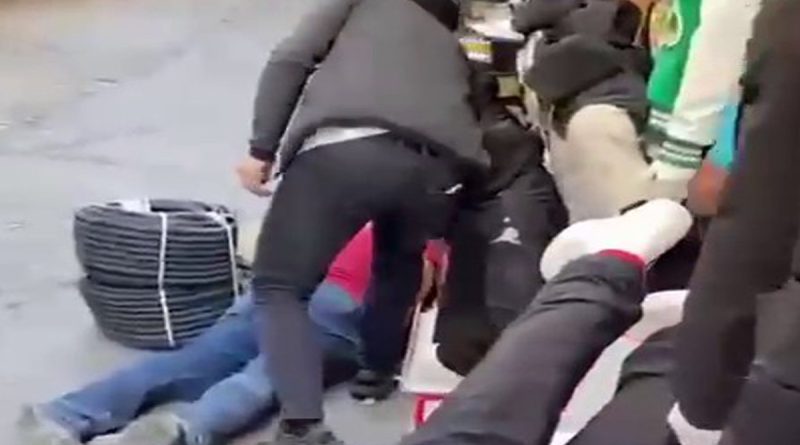 Fatih'te husumetli iki esnaf arasında silahlı çatışma: 1'i polis 6 yaralı