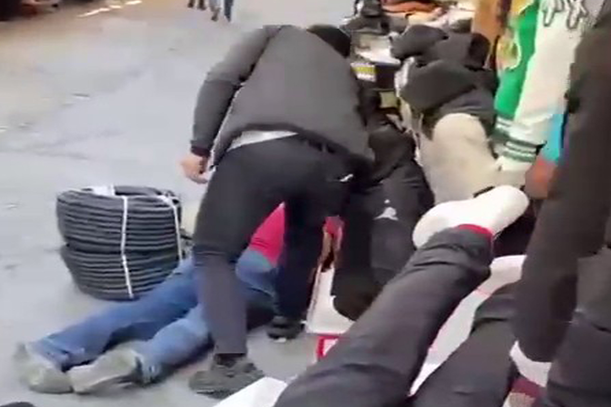 Fatih'te husumetli iki esnaf arasında silahlı çatışma: 1'i polis 6 yaralı