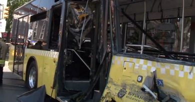 Fatih'te İETT otobüsü ile tramvay çarpıştı!