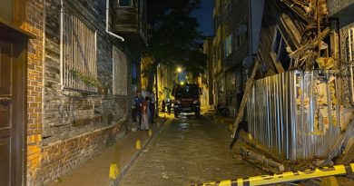 Fatih'te iki katlı ahşap bina çöktü, mahalle sakinleri korku dolu anlar yaşadı