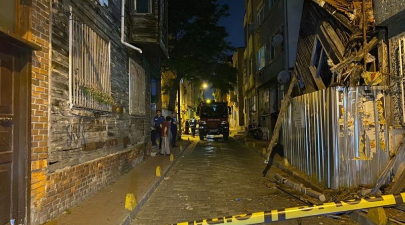 Fatih'te iki katlı ahşap bina çöktü, mahalle sakinleri korku dolu anlar yaşadı