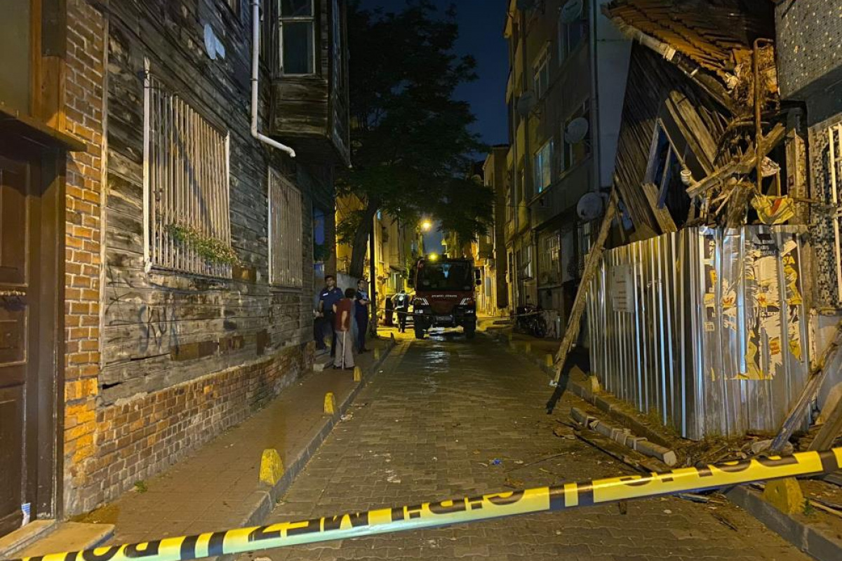 Fatih'te iki katlı ahşap bina çöktü, mahalle sakinleri korku dolu anlar yaşadı