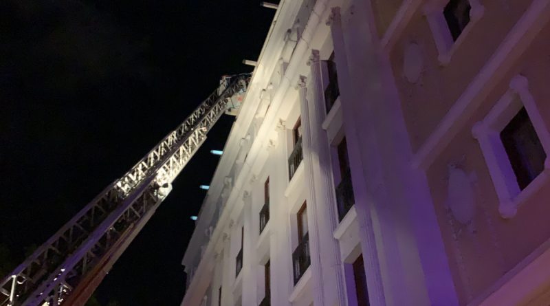 Fatih’te lüks otelin çatısında yangın