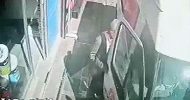 Fatih’te minibüste bırakılan hırkayı çalan şahıs kamerada