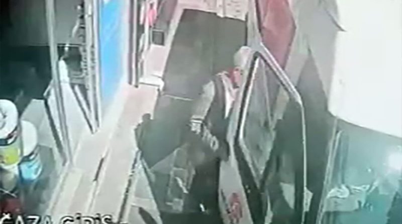 Fatih’te minibüste bırakılan hırkayı çalan şahıs kamerada