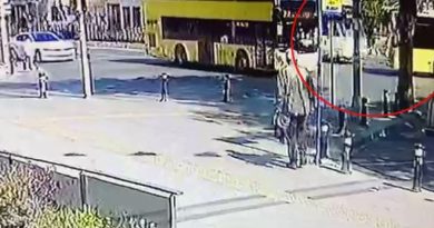 Fatih'te tramvay ile İETT otobüsün çarpıştığı kaza anı kamerada