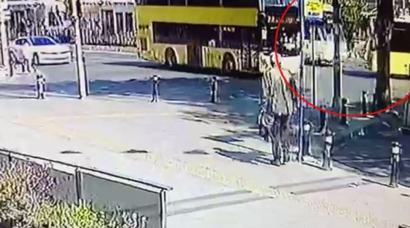 Fatih'te tramvay ile İETT otobüsün çarpıştığı kaza anı kamerada
